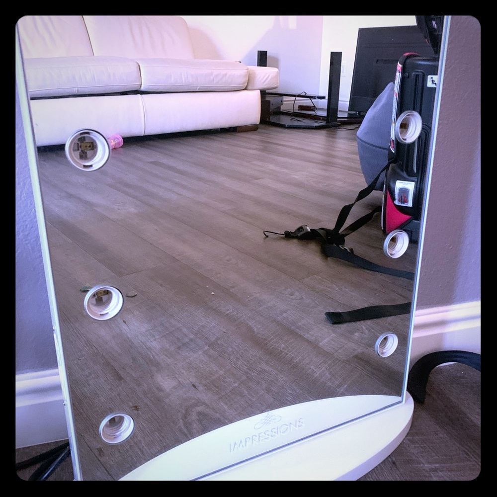 Impression vanity mirror